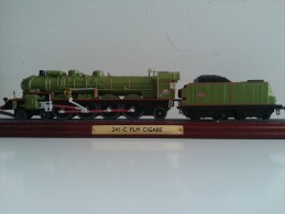 LOCOMOTIVA STATICA SU ESPOSITORE  241 C PLM CIGARE - Locomotieven