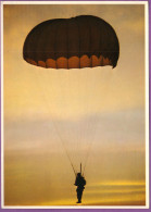 TRANSALL C. 160 - Parachute Au Coucher Du Soleil Fallschirm Bei Untergehender Sonne Carte Grand Format 17,5 X 12,5 Cm - Parachutespringen