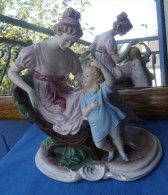 Biscuit Porcelaine Du Japon, Femme Sur Un Banc Et Son Enfant - Autres & Non Classés