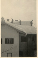 SAINT JOHANN IN TIROL (Autriche) Carte Photo Prisonniers De Guerre 1939-45 Enlevant La Neige D'un Toit - St. Johann In Tirol