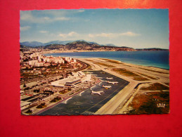 CPSM  06    L'AEROPORT DE NICE COTE D'AZUR  LA BAIE DES ANGES ET LE CAP FERRAT AVIONS  NON VOYAGEE  CARTE EN BON ETAT - Transport (air) - Airport