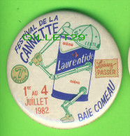 PIN'S - MACARONS - ÉPINGLETTE BASEBALL - FESTIVAL DE LA CANNETTE BALLE LENTE - 7e EDITION, 1982 DE BAIE COMEAU, QUÉBEC - - Honkbal