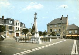 N°40859 GF -cpsm -Barenton -la Place Du Général De Gaulle- - Barenton