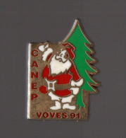 Pin's Pere Noel / Comité De L'Arbre De Noel Des Ecoles Publiques De Voves 91 - Qualité Zamac - Christmas