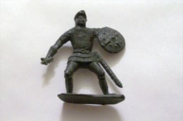 TEUTONIC CHEVALIER / WARRIOR-PLASTIC FIGURINE - Antikspielzeug