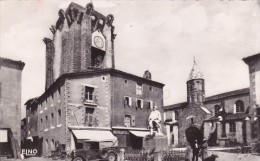 CPSM 43 @ SAUGUES @ La Place De L´Eglise Romane Et La Tour Des Anglais @ Auto - Monument Aux Morts - Saugues