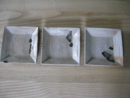 Série De 3 Petites  Soucoupes Creuses  Carrées Japonaises  Décorées  3 Clichés - Arte Asiatica