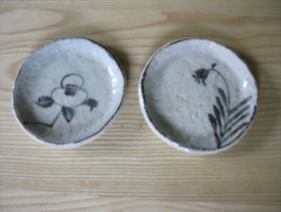 Paire De Petites  Soucoupes Creuses  Japonaises  Décorées  3 Clichés - Arte Asiatica