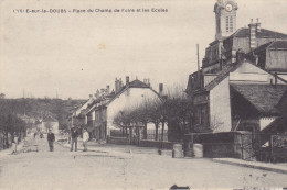 L'ISLE Sur Le DOUBS  Place Du Champ De Foire Et Les Ecoles.  Carte Bien Animee. - Isle Sur Le Doubs