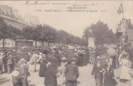 SAINT MALO : Le Bvd De La Bourse Un Jour De Fête Vers 1900 - Peu Courant - Saint Malo