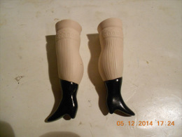 JOUETS ANCIEN / POUPEE / PAIRE DE DEMI JAMBE AVEC DETAILS BAS ET BOTTINES LONG 8 CM - Puppen