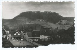 CPSM VOITEUR, L'ECOLE, AU DESSUS CHATEAU CHALON, Format 9 Cm Sur 14 Cm Environ, JURA 39 - Otros & Sin Clasificación