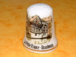 Dé à Coudre En Porcelaine - STRASBOURG La Petite France - E5 - Dedales