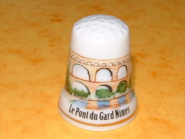 Dé à Coudre En Porcelaine - NIMES Le Pont Du Gard - E6 - Vingerhoeden