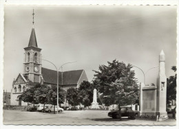 QUARRE Les TOMBES. - La Place. Voitures Années 60. CPM Dentelée - Quarre Les Tombes