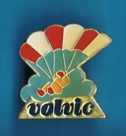 PIN´S //   . PARACHUTISTE VOLVIC - Parachutespringen