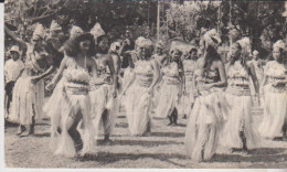 Dans Le Village De Bougainville Tahiti Danseuses Carte 18 X 10,5 - Tahiti