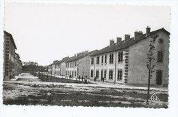 CPSM ANIMEE CAMP DE MOURMELON, VUE D'UNE COUR INTERIEURE, Format 9 Cm Sur 14 Cm Environ, MARNE 51 - Mourmelon Le Grand