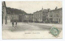 JOLIE CPA ANIMEE ST SAINT MIHIEL, PLACE DES HALLES, CHARIOTS DEVANT L'HOTEL DU CYGNE, CONFISERIE, COIFFEUR, MEUSE 55 - Saint Mihiel