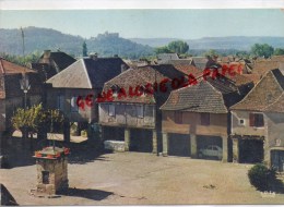 46 - BRETENOUX EN QUERCY - PLACE DES COUVERTS - A L' ARRIERE PLAN CHATEAU DE CASTELNAU - Bretenoux