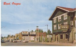 Bend Oregon, Main Street Scene, Autos, Billboards, Pilot Butte Inn Lodging, C1960s Vintage Postcard - Otros & Sin Clasificación