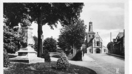 CPSM 53 CHATEAU GONTIER STATUE DU POETE LOYSON ET L EGLISE ST JEAN 1943 - Chateau Gontier