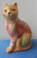 Chat Décoratif En Porcelaine Peinte, Fond Jaune, Et Imitation Veste écossaise - Autres & Non Classés