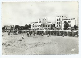 CPSM LA TRANCHE SUR MER, LA PLAGE ANIMEE ET L'HOTEL DE L'OCEAN, VENDEE 85 - La Tranche Sur Mer