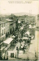 63 - AUVERGNE PITTORESQUE - VIC Le COMTE - La Rue Du Jeu-de-Paume, Un Jour De Marché - Collange Edit. - Vic Le Comte