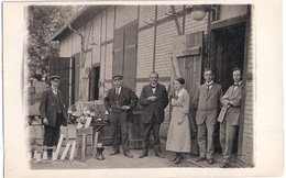 ROSTOCK Original Private Fotokarte Familie 3 Generationen Vor Werkstattgebäude Mit Hochspannungs Isolatoren 1.8.1917 - Rostock