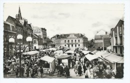 CPSM CAUDRY TRES ANIMEE, JOUR DE MARCHE, GROSSE ANIMATION PLACE DE L'HOTEL DE VILLE, 9 Cm Sur 14 Cm Environ, NORD 59 - Caudry