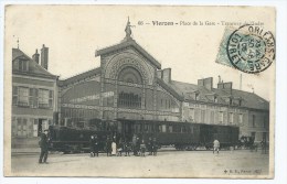 JOLIE CPA TRES ANIMEE VIERZON, BELLE ANIMATION DEVANT LE TRAMWAY DE L'INDRE, LOCO, LOCOMOTIVE, PLACE DE LA GARE, CHER 18 - Vierzon