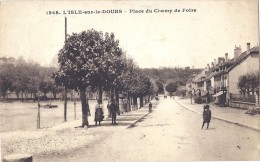 Cpa -l´isle Sur Le Doubs -Place Du Champ De Foire  (en L´état ) - Isle Sur Le Doubs