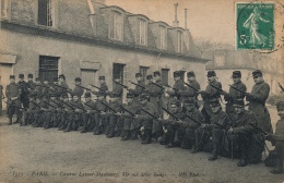 ( CPA PARIS 7 )  CASERNE LATOUR-MAUBOURG, Tir Sur Deux Rangs   / - Arrondissement: 07