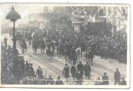 CPA..  CARTE PHOTO ..L'ENTREE TRIOMPHALE DE L'ARMEE  A LA SUITE DE LA FAMILLE ROYALE ...TRES ANIME .. - Celebridades