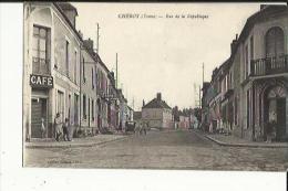 Cheroy  89    La Rue De La Republique Animée-Voitures -Plusieurs Café-Boucherie-et-Epicerie - Cheroy