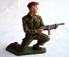 SOLDAT FIGURINE FIG STARLUX 1959 PARACHUTISTE TIREUR GENOUX MITRAILLETTE 5071 PARA (1) - Starlux