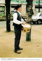 GUERLESQUIN 29, 370éme Championnat De Boulou-Poc; Le Tambour De Ville Annonce L'ouverture Du Jeu, 03/2003 - 400ex - Guerlesquin