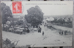 Carte Postale Ancienne Saint-Pierre Le Moutier Nièvre Le Champ De Foire Animée - Saint Pierre Le Moutier