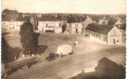 COURSON LES CARRIERES ... UNE VUE DE LA PLACE PRISE DU HAUT DES TOURS DU CHATEAU - Courson-les-Carrières