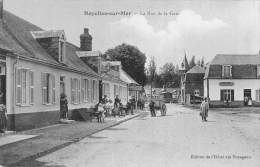 Noyelles Sur Mer    80    La Rue De La Gare.Extérieur De L' Hôtel Des Voyageurs Et Enseigne Garage De Cycles - Noyelles-sur-Mer