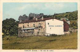 - Cantal - Ref - A455 - Carlat - Un Coin Du Rocher - Hotel Laborie - Carte Colorisee Bon Etat - - Carlat