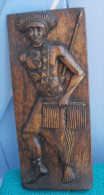 GUERRIER, Panneau Sculpté En Bois Signé B. DACIUS à GIGETA Au BURUNDI 15x35 - African Art