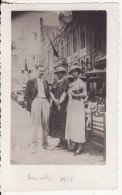 Carte Postale Photo BRUXELLES-BRÜSSEL (Belgique) Un Couple Et Femme Avec Châpeau Devant Hôtel Café Restaurant 1935 - Cafés, Hotels, Restaurants