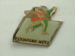 Pin´s FEMME - PATINOIRE METZ - Skating (Figure)