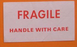 FRAGILE - HANDLE WITH CARE - AUTOCOLLANT - AEROPORT ? - ANCIEN - MANIPULER AVEC SOIN - 16 X 9 Cm - Stickers