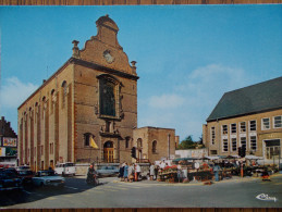 BELG - WAVRE - Place De L'Hôtel De Ville. (Marché - Voitures Anciennes: Peugeot 204...) - Wavre