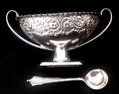 1859 ATKIN BROTHERS - SILVER SALT DISH AND SPOON - Plata