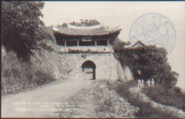 KOREA NORD POSTCARD THE VIEW OF TENKIN GATE SOARING HIGH UP AMONG THE THICK FOREST,HEIJO - Korea, North