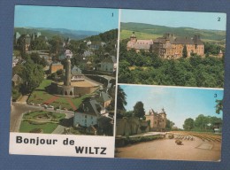 CP BONJOUR DE WILTZ - MONUMENT NATIONAL DE LA GREVE / CHATEAU / THEATRE EN PLEIN AIR - N°907 MPK LUXEMBOURG - Wiltz